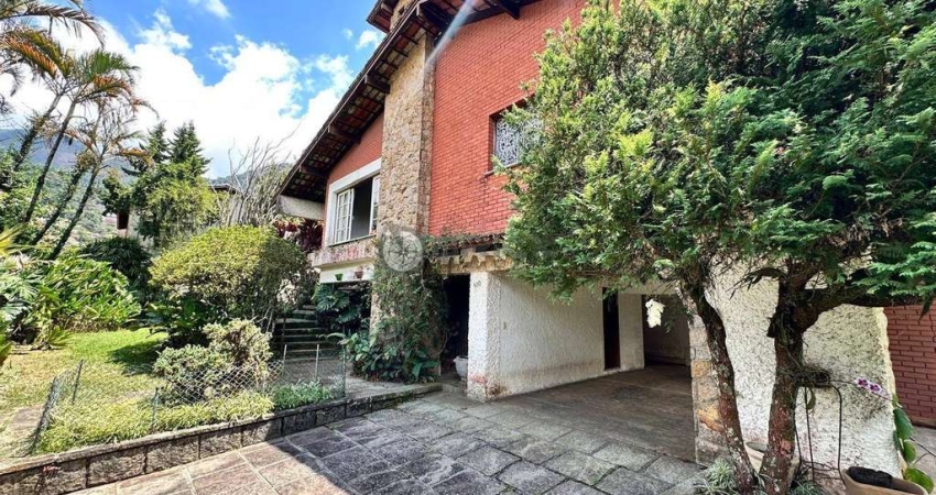 Casa para locação com 5 quartos sendo 3 suítes, 458.3 m² no Alto - Teresópolis/RJ.