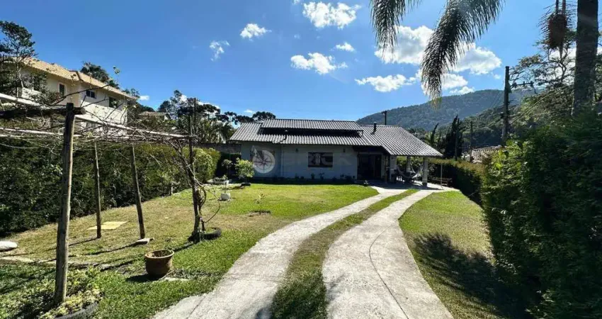 Casa linear à venda com 3 quartos sendo 1 suíte, 132.87 m² em Albuquerque - Teresópolis/RJ.
