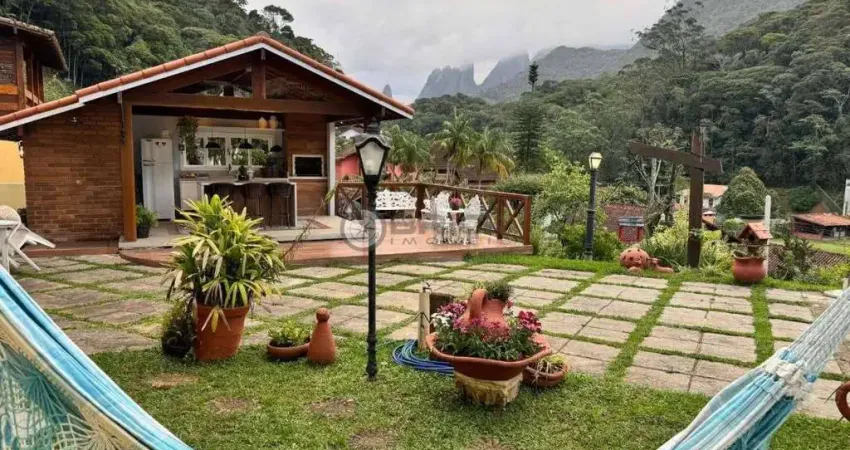 Casa com vista privilegiada para o Dedo de Deus com 4 quartos no Comary, Teresópolis/RJ.