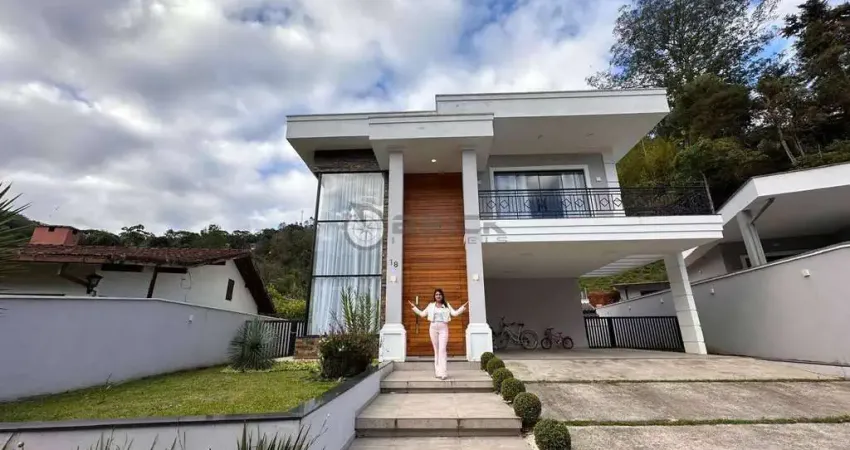 Casa com 4 quartos sendo 1 suíte master, 260 m² em condomínio no Parque do Imbuí - Teresópolis/RJ