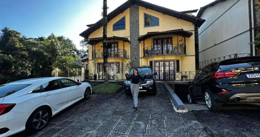 Casa em condomínio com 4 suítes no Comary - Teresópolis/RJ.