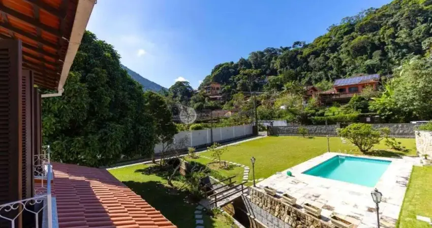 Casa à venda em condomínio com 5 quartos sendo 2 suítes no Comary - Teresópolis/RJ.
