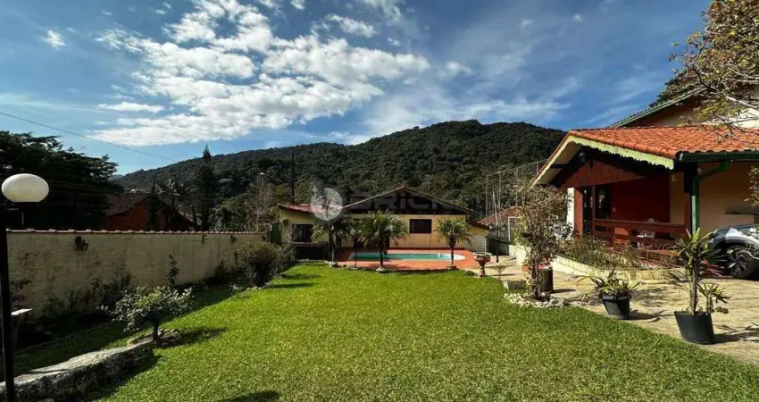 Casa à venda com 4 quartos sendo 2 suítes, 1.245 m² de terreno em condomínio no Comary - Teresópolis/RJ.