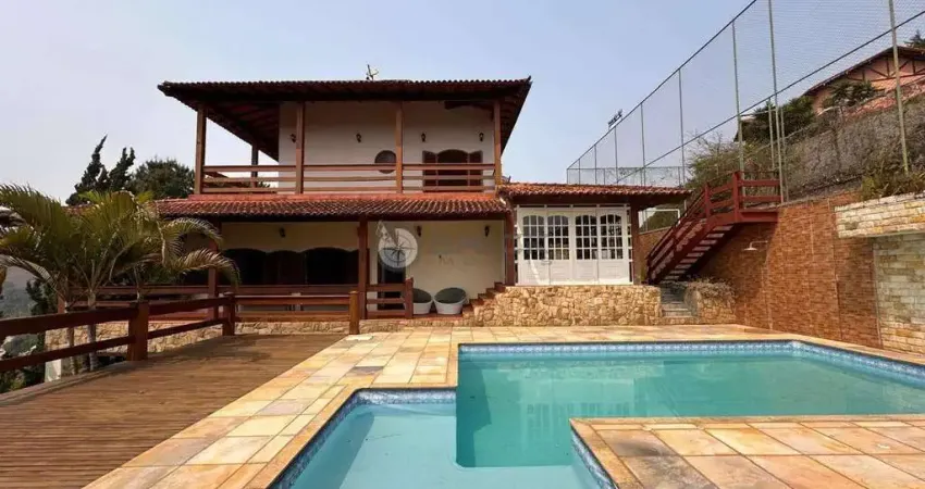 Casa para venda dentro de condomínio com 4 quartos sendo 3 suítes em Albuquerque, Teresópolis/RJ.