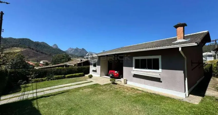 Casa linear com 5 quartos sendo 2 suítes em condomínio em Vargem Grande - Teresópolis/RJ.