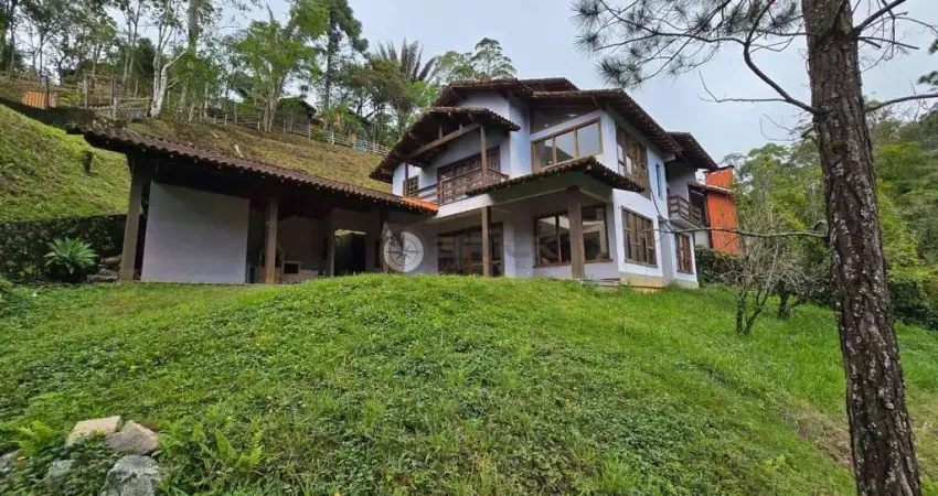 Casa com 4 suítes, 150 m² em condomínio no Comary - Teresópolis/RJ