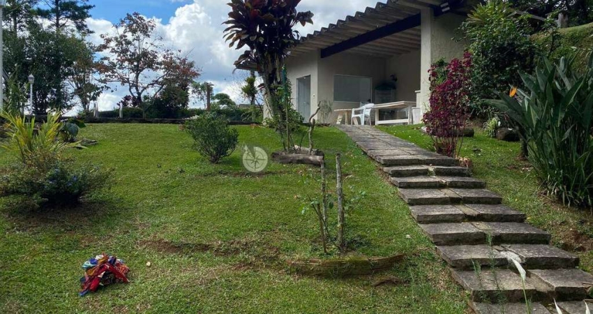 Casa à venda em condomínio com 4 quartos sendo 2 suítes, 220 m² no Comary - Teresópolis/RJ.