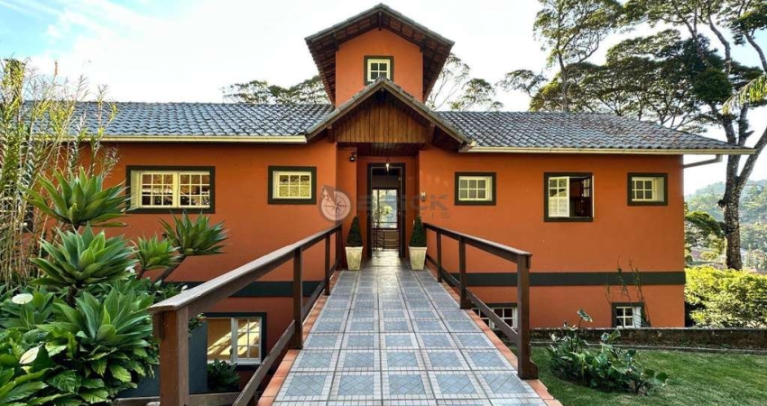 Casa à venda em condomínio com 4 quartos sendo 1 suíte, 302.18 m² no Comary - Teresópolis/RJ.
