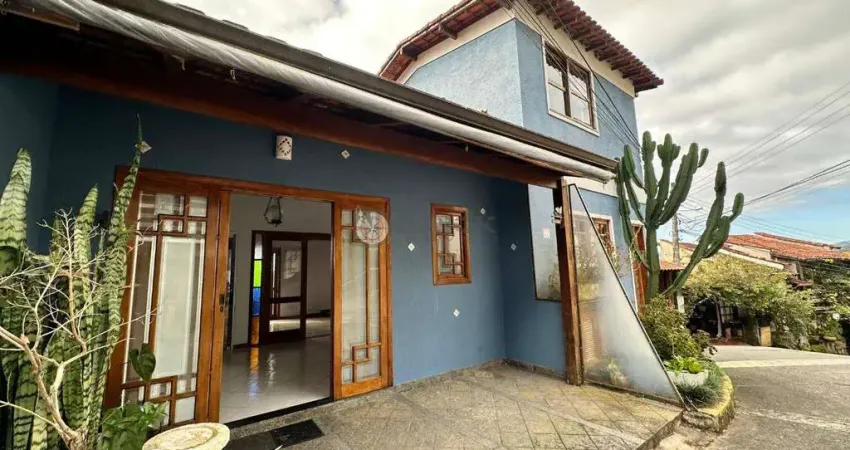 Casa à venda em condomínio, 3 quartos sendo 1 suíte na Iúcas - Teresópolis/RJ.