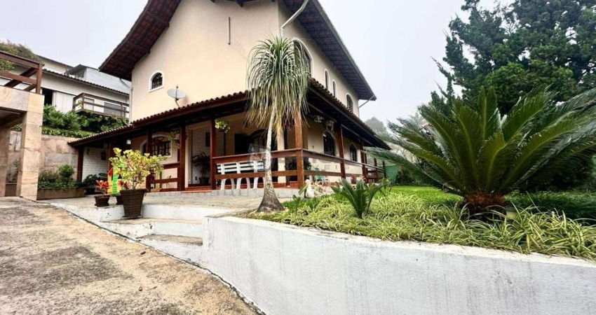 Casa à venda com 3 quartos sendo 1 suíte, 800 m² de terreno em Araras - Teresópolis/RJ.