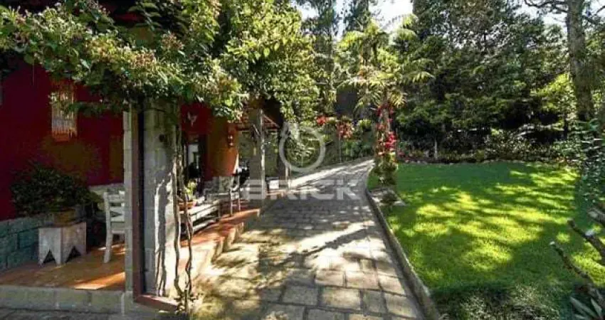Casa à venda com 4 quartos sendo 1 suíte, 2 mil m²  de terreno no Parque do Imbuí - Teresópolis/RJ.