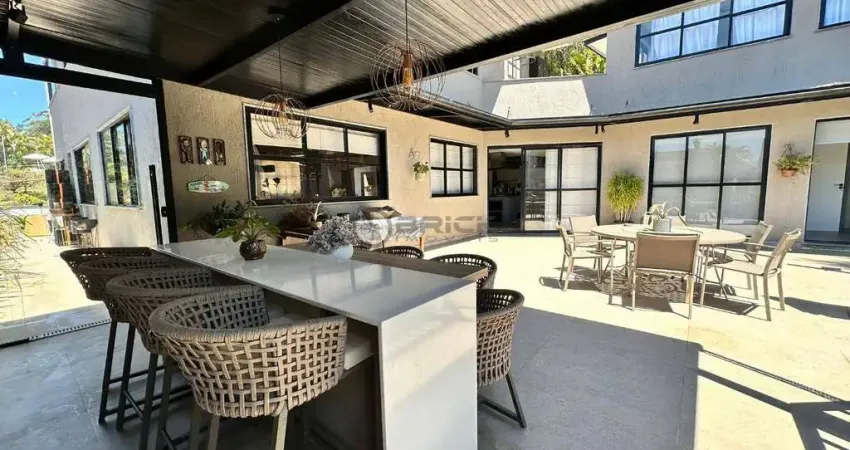 Casa à venda com 5 quartos sendo 3 suítes, 358 m² em iucas - teresópolis/rj.