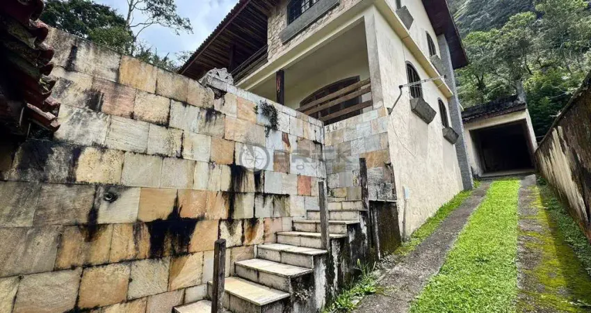 Casa à venda com 3 quartos sendo 2 suítes, 316.85 m² no comary - teresópolis/rj.