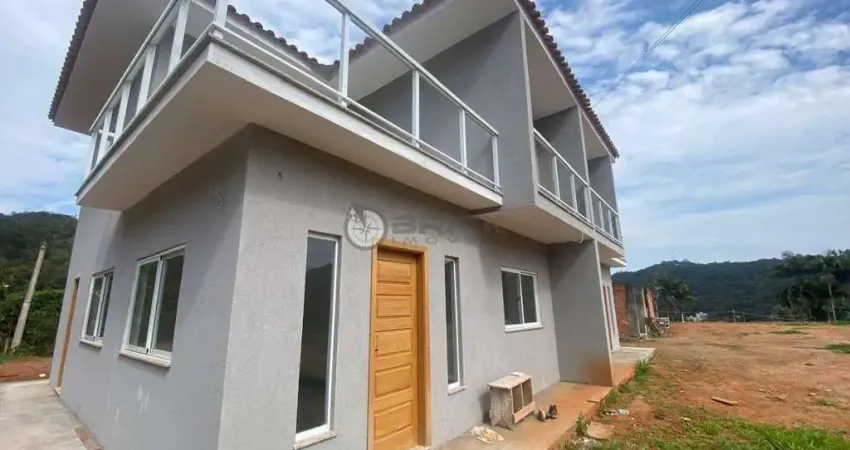 Casa novíssima em condomínio à venda com 3 quartos sendo 2 suítes, 130 m² em albuquerque - teresópolis/rj.