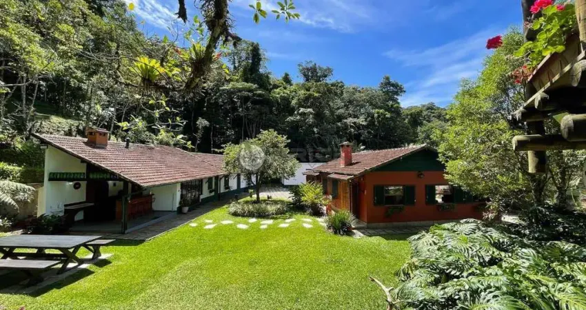 Casa à venda com 5 quartos sendo 4 suítes, 289 m² no carlos guinle (comary) - teresópolis/rj.