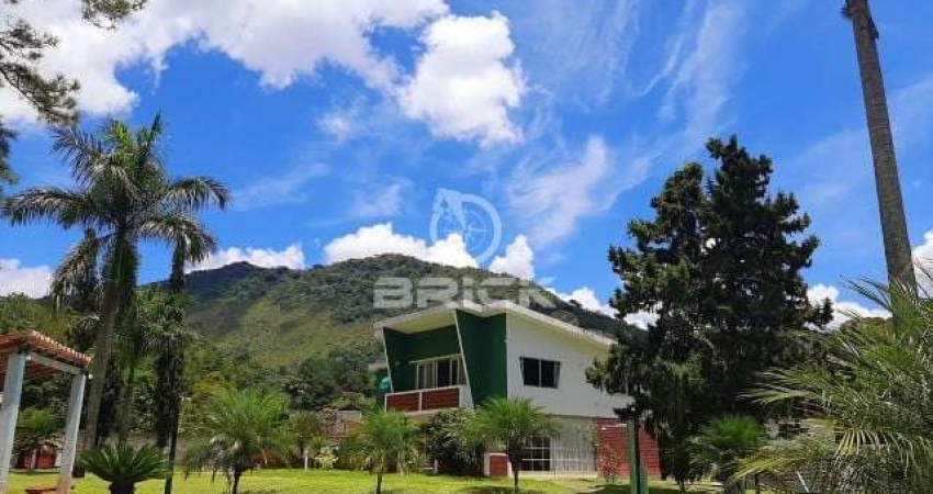 Casa com 4 quartos sendo 2 suítes na Prata dos Aredes - Teresópolis/RJ.