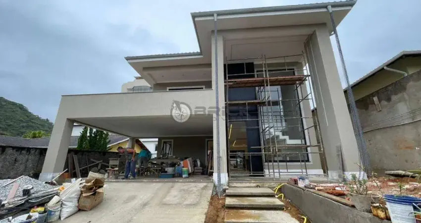 Casa à venda com 5 quartos sendo 2 suítes, 299m² no jardim cascata - teresópolis/rj.