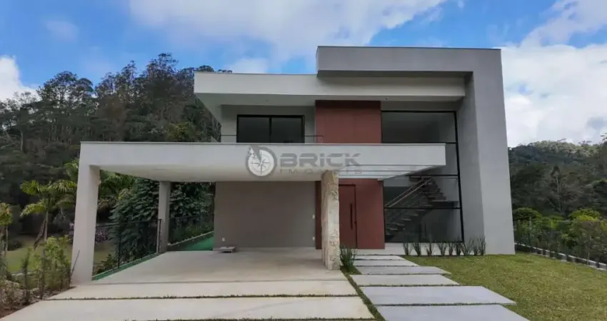 Casa à venda com 4 quartos sendo 2 suítes, 405 m² em quebra frascos - teresópolis/rj.