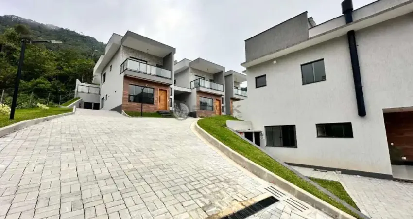 Casa à venda em condomínio com 3 quartos sendo 2 suítes, 138.84 m² no golfe - teresópolis/rj.