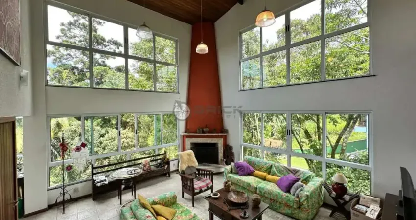 Casa em condomínio à venda com 5 quartos sendo 4 suítes, 322 m² no comary - teresópolis/rj.