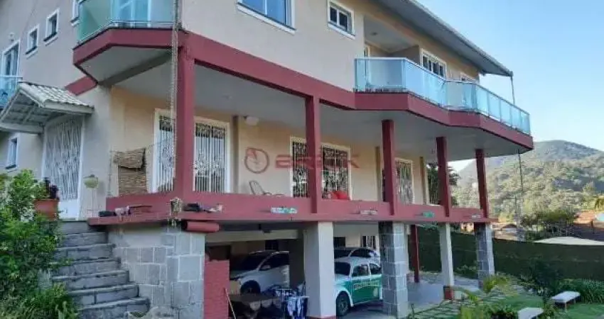 Casa triplex com 9 quartos sendo 4 suítes no Comary - Teresópolis/RJ.