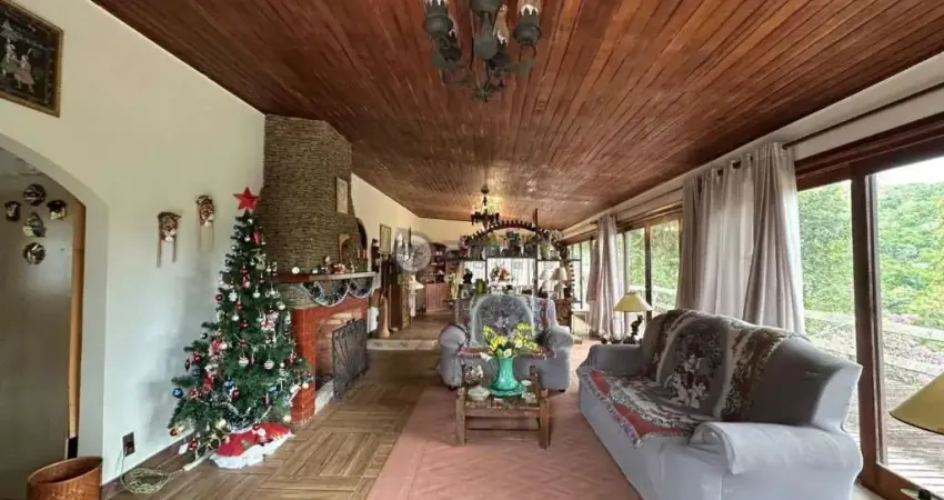 Casa fora de condomínio à venda com 3 quartos sendo 1 suíte, 201.5 m² em albuquerque - teresópolis/rj.