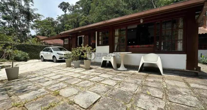 Casa à venda com 3 quartos sendo 2 suítes, 153.56 m² Comary - Teresópolis/RJ.