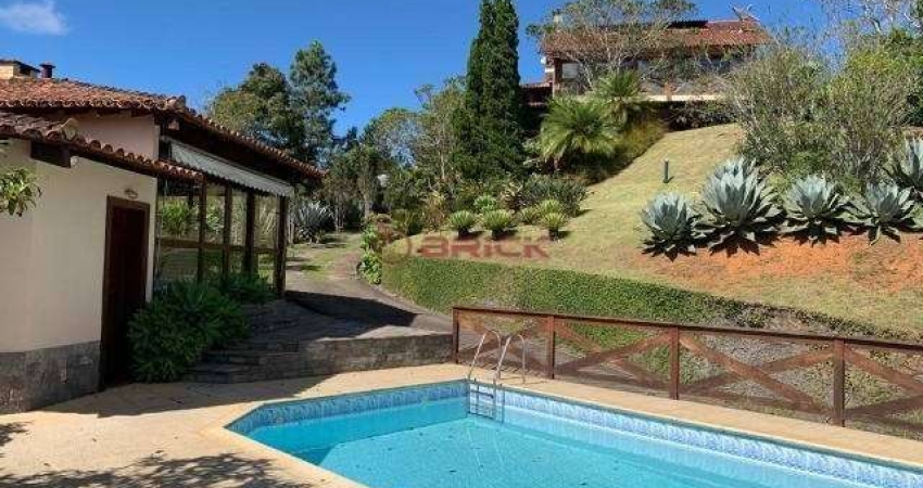 Casa com 4 quartos sendo 1 suíte em condomínio em Albuquerque - Teresópolis/RJ.