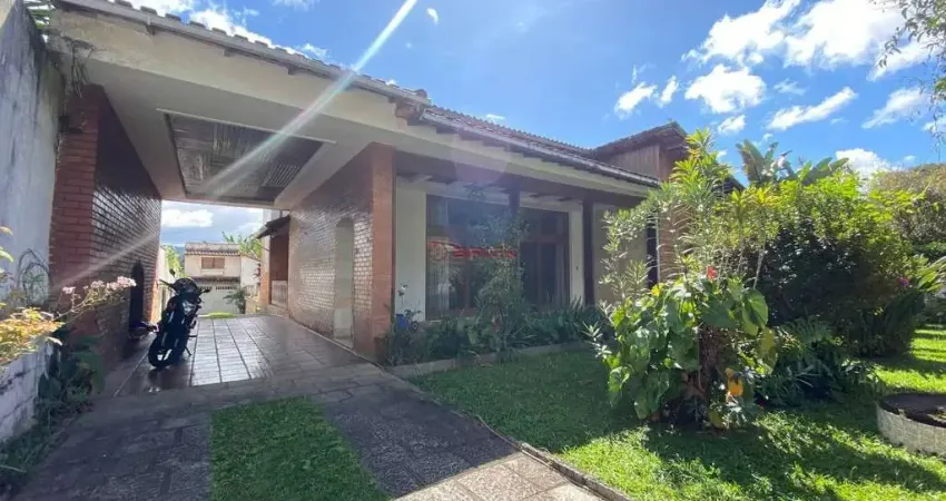 Casa linear com 4 quartos sendo 2 suítes em Araras com 840 m² de terreno - Teresópolis/RJ.