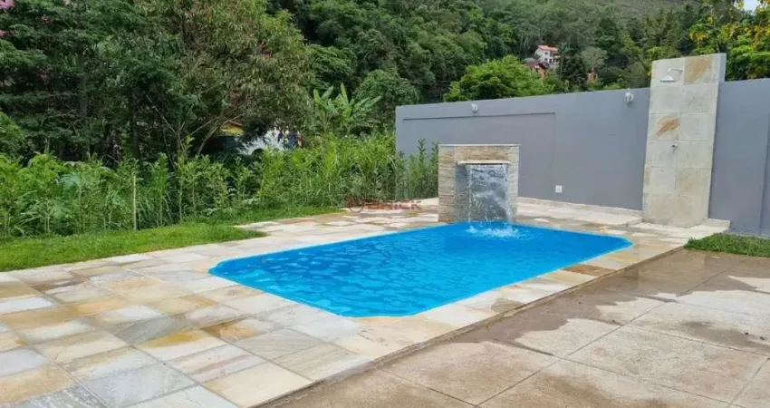 Casa linear com 3 quartos sendo 1 suíte em condomínio em Albuquerque - Teresópolis/RJ.