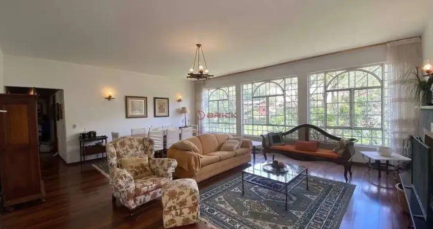 Casa linear com 3 quartos sendo 1 suíte, 1.370 m² de terreno em Albuquerque - Teresópolis/RJ.
