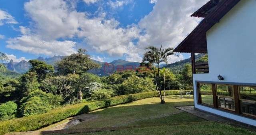 Casa com 5 quartos sendo 4 suítes em condomínio no Comary - Teresópolis/RJ.
