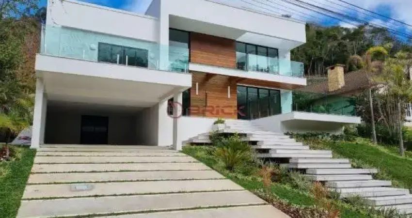 Casa nova e moderna com 5 suítes e lazer privativo em condomínio no Quebra Frascos - Teresópolis/RJ.