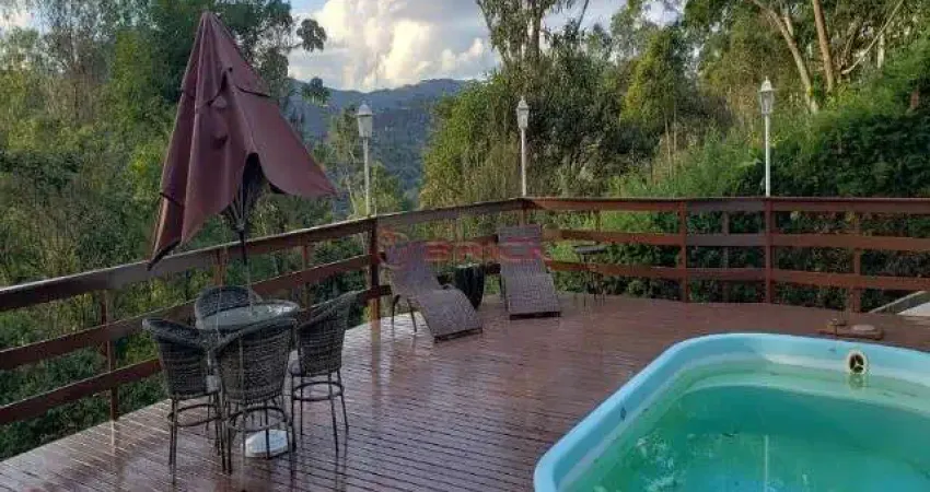 Casa com 5 quartos sendo 3 suítes em condomínio em Quebra Frascos - Teresópolis/RJ.