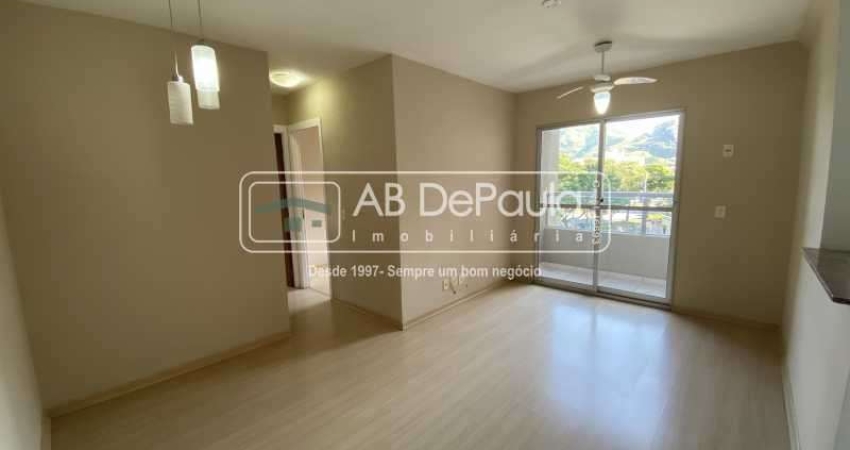 Apartamento com 2 quartos para alugar na Avenida Alberico Dinis, Jardim Sulacap, Rio de Janeiro