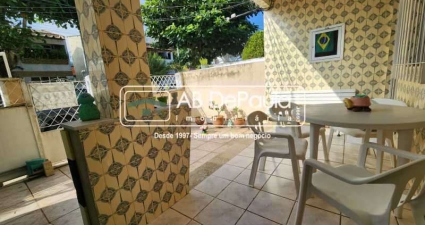 Casa com 2 quartos à venda na Rua Modestino Kanto, Jardim Sulacap, Rio de Janeiro