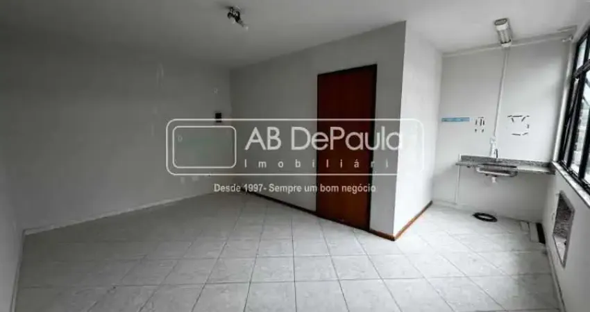 Sala comercial com 1 sala para alugar na Praça Saiqui, Vila Valqueire, Rio de Janeiro