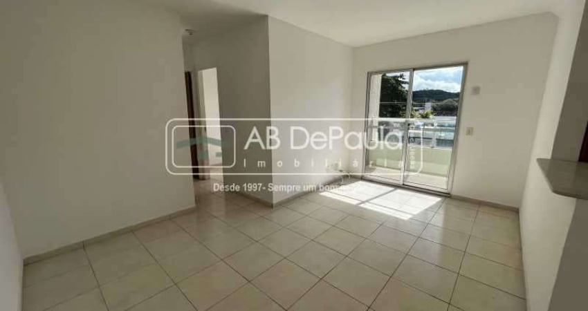 Apartamento com 2 quartos para alugar na Avenida Alberico Dinis, Jardim Sulacap, Rio de Janeiro