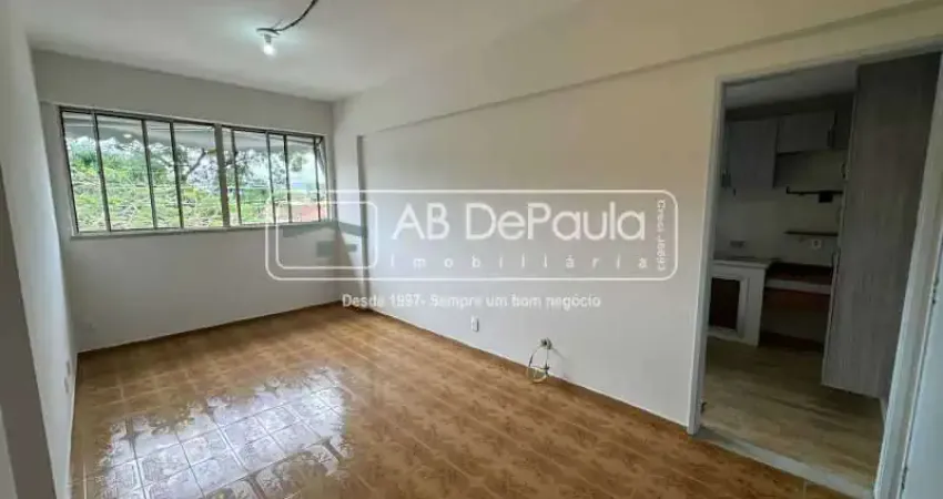 Apartamento com 2 quartos para alugar na Rua Eduardo Mendes Gonçalves, Jardim Sulacap, Rio de Janeiro