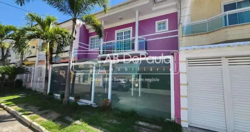 JARDIM SULACAP - Ampla casa com salão, 03 dormitórios COM ARMÁRIOS PLANEJADOS, sendo 01 suíte