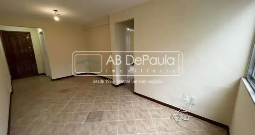 Apartamento com 2 quartos para alugar na Rua Guilherme Francisco Cruz, Jardim Sulacap, Rio de Janeiro