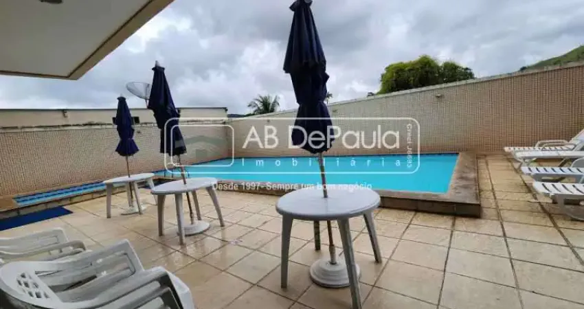 Ampla sala em 02 ambientes (varandão), 02 dormitórios (sendo 01 suíte), cozinha com armários planejados