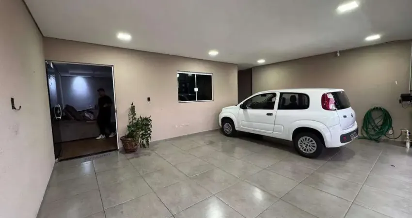 Linda casa com 3 dormitórios, sendo 1 suíte, e 3 vagas de garagem cobertas.