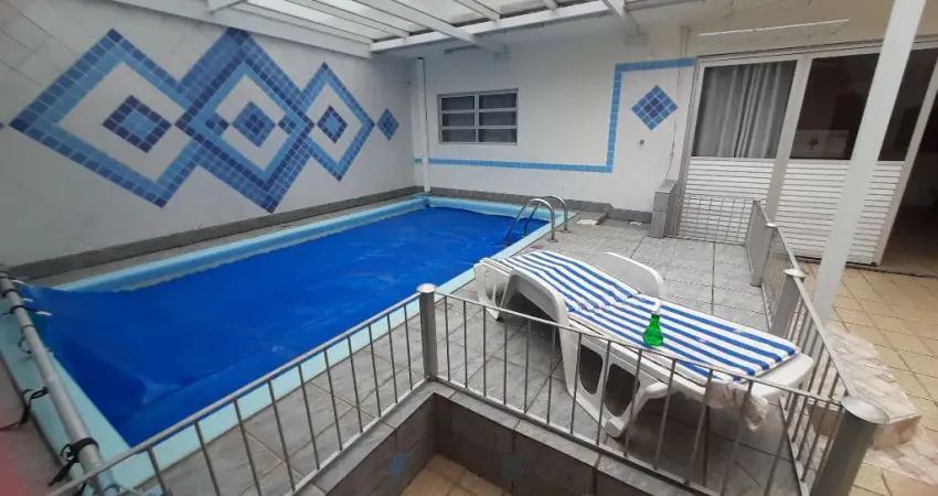Casa com viabilidade multifamiliar e comercial, ótima construção.