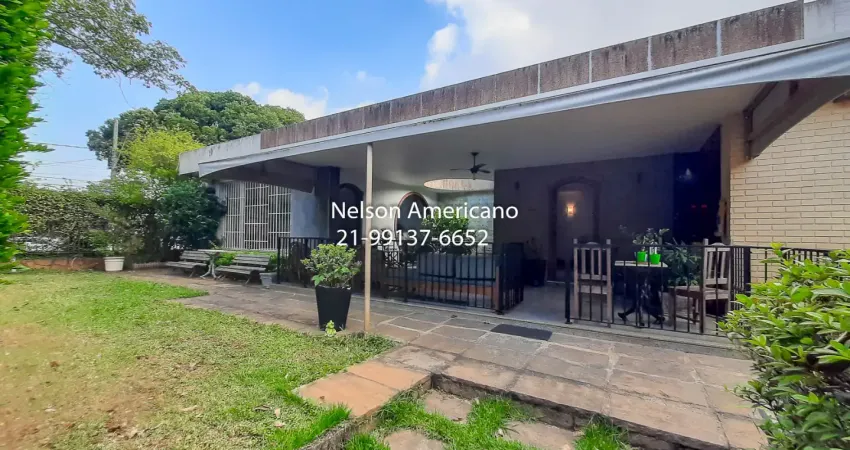 Casa com 5 quartos à venda na Rua Guararapes, São Francisco, Niterói