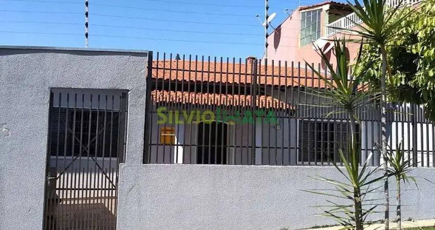 Vende-se casa na zona 05 ao lado do bosque das grevíleas com mais de 200m² de área construída - 3 suítes sendo uma master com hidromassagem,