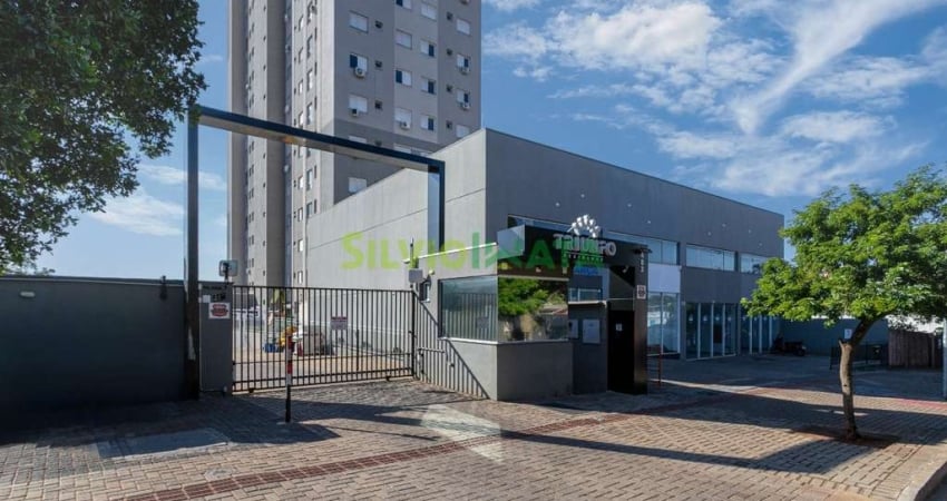 EXCELENTE APARTAMENTO DE 02 QUARTOS, SEMI MOBILIADO, PARA MORAR PRÓXIMO AO SHOPPING CATUAÍ, ZONA 06.