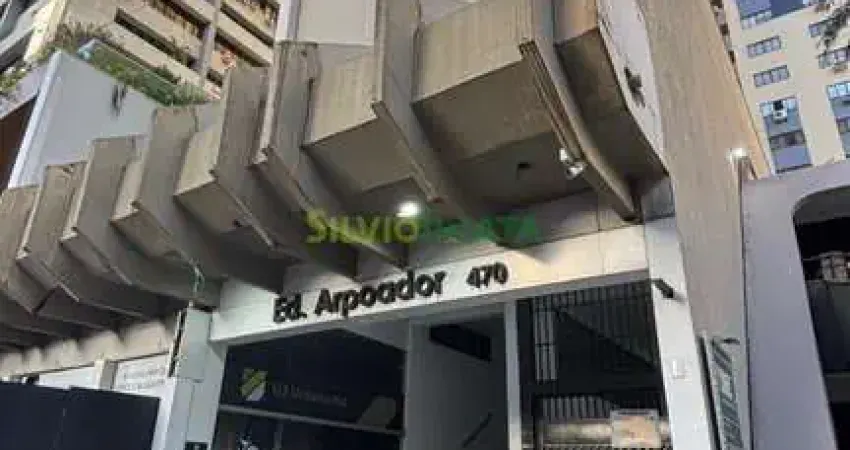 EXCELENTE APARTAMENTO DE 03 QUARTOS, SEMI MOBILIADO NO ED. ARPOADOR PARA MORAR NO CENTRO DA CIDADE.