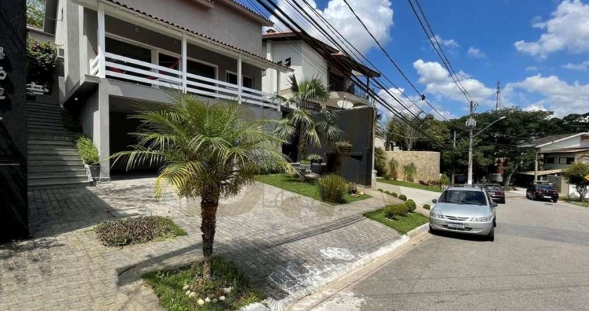 Casa Ampla com 5 dormitórios, 3 suites, 1 com closet, reformada.