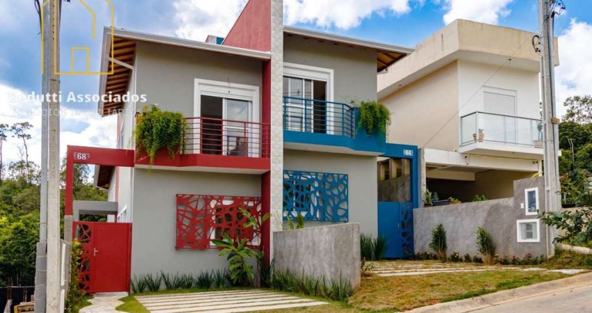 Casa com 03 dormitórios, em condomínio com quintal.